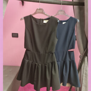 Abito Corto VICOLO cut-out con gonna a pieghe