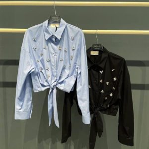Camicia Crop VICOLO con cabochon & fiocco
