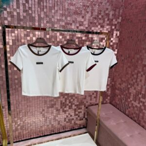 T-shirt VICOLO a costine con profilo colorato & targhetta