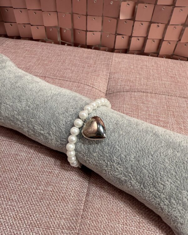 Bracciale di perle con ciondolo a cuore