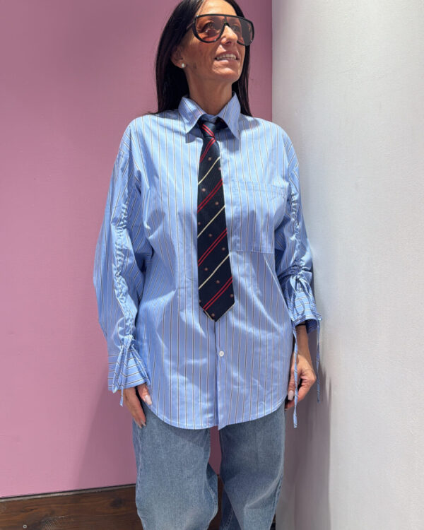 Camicia Over VICOLO a righe con coulisse sulle maniche & cravatta BLU