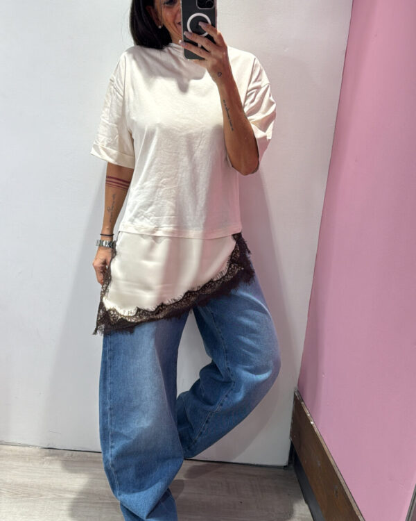 T-shirt MOTEL con inserto in raso & pizzo, BURRO