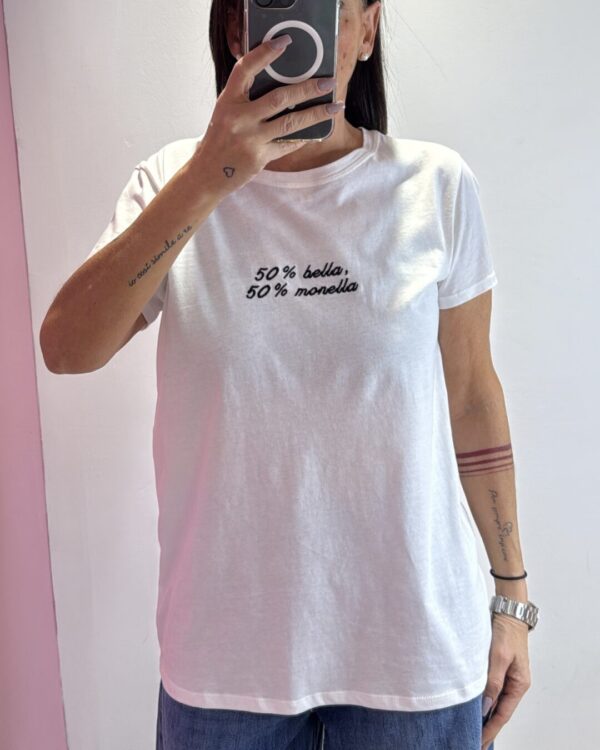 T-shirt VICOLO con ricamo 50% bella, 50% monella