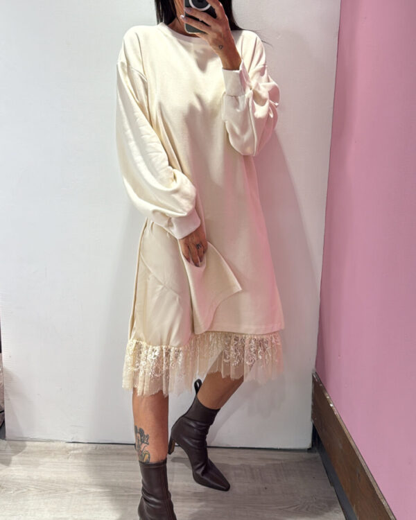 2 ABITI in 1 VICOLO con dettaglio in pizzo, PANNA