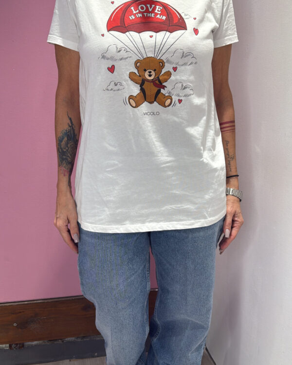 T-shirt VICOLO con stampa "love is in the air"