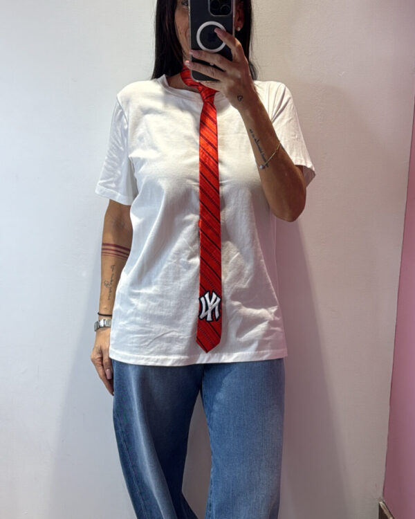 T-shirt MOTEL con cravatta, ROSSO