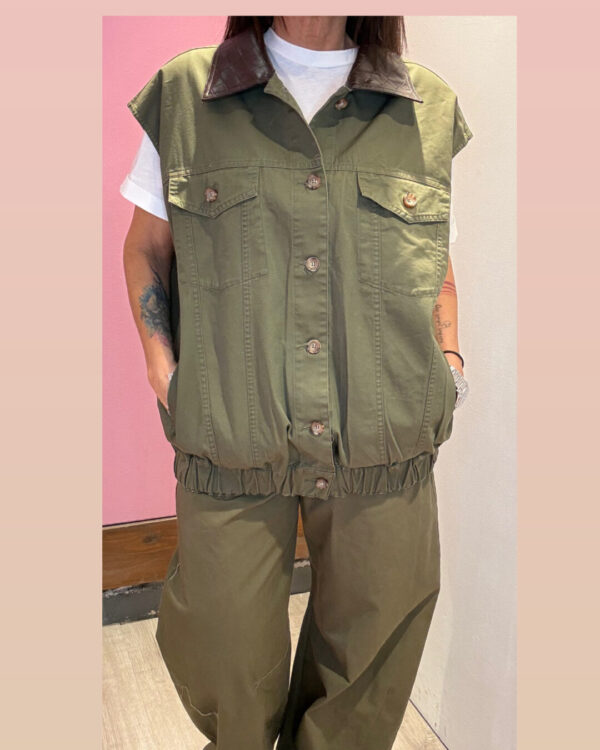 Smanicato MOTEL con colletto in ecopelle intrecciata , VERDE MILITARE