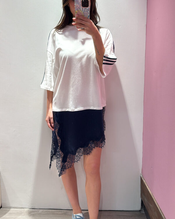 T-shirt MOTEL con bande laterali, pizzo & raso - Bianco Blu