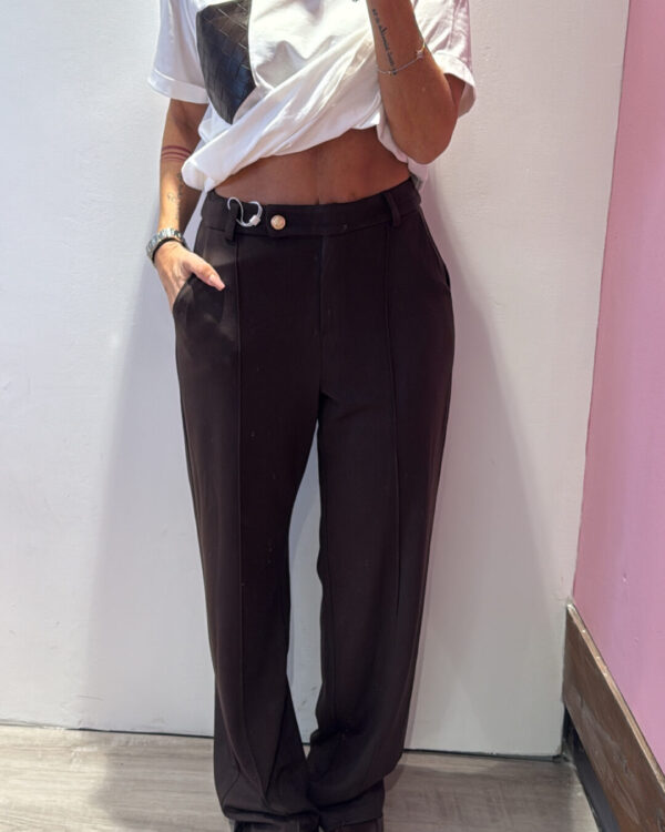 Pantalone MOTEL gamba dritta con bottone gioiello, MORO