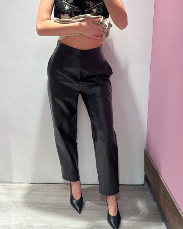 Pantalone VICOLO in ecopelle, carrot fit VARI COLORI