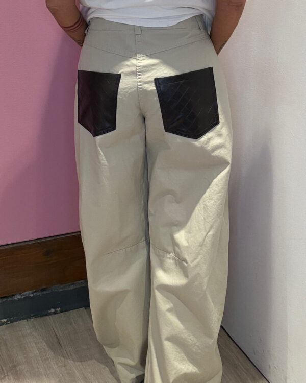 Pantalone MOTEL con tasche posteriori in ecopelle intrecciata GHIACCIO