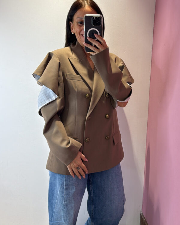 Blazer VICOLO doppio petto con manica CUT OUT & rouches gessata, FANGO