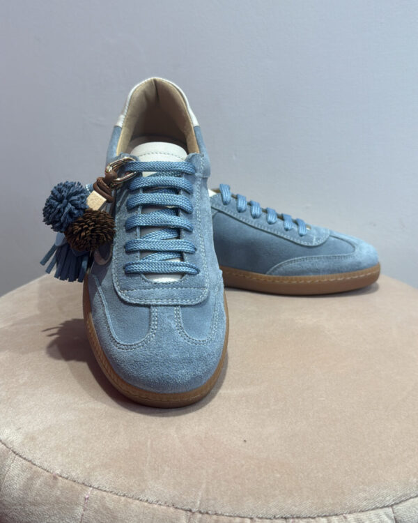 Sneakers OVYE' in camoscio con charms , CELESTE