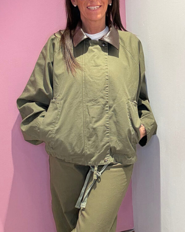 Giacca / Bomber MOTEL con colletto in ecopelle intrecciata, VERDE MILITARE