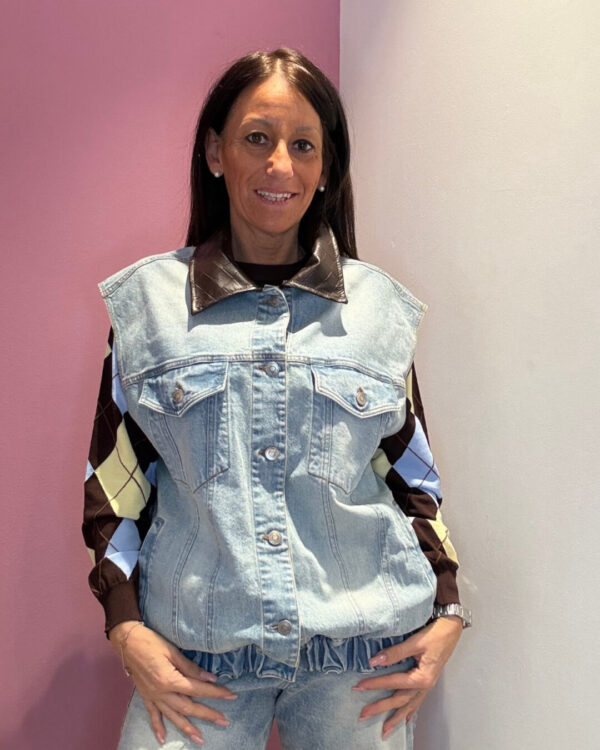 Smanicato MOTEL in jeans sabbiato con colletto in ecopelle intrecciata