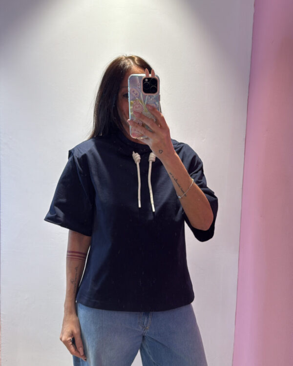 T-shirt VICOLO con spallina imbottita & laccetto