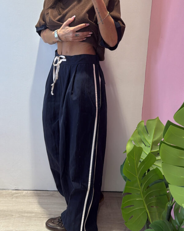 Pantalone VICOLO in lyocell con elastico sul fondo & bande laterali