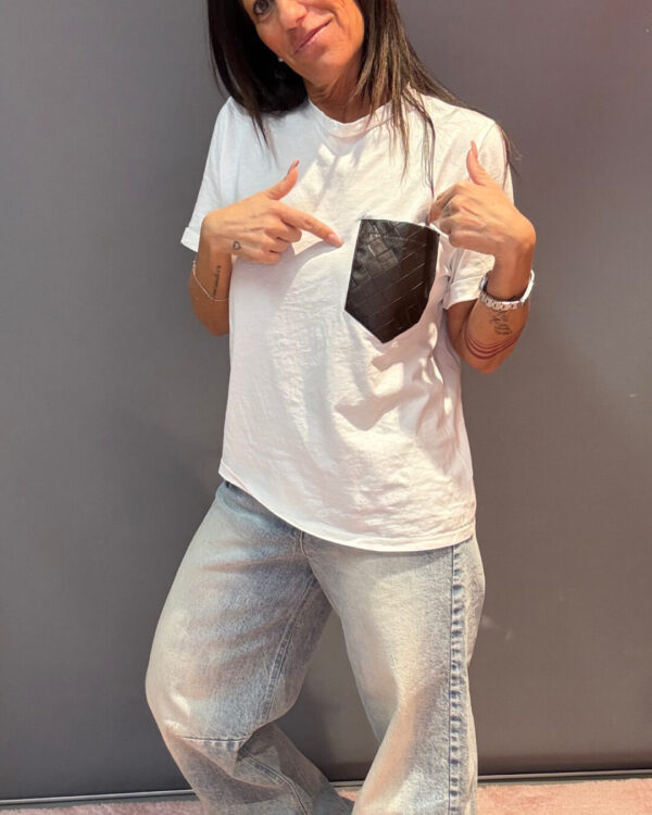 T-shirt MOTEL con taschino in ecopelle intrecciata