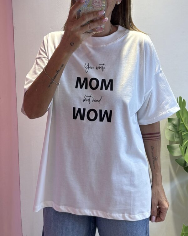 T-shirt Over VICOLO con scritta " you write MOM but wear WOW "