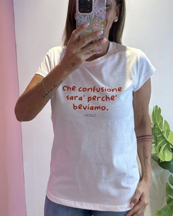 T-shirt VICOLO con scritta " che confusione sarà perchè beviamo. "