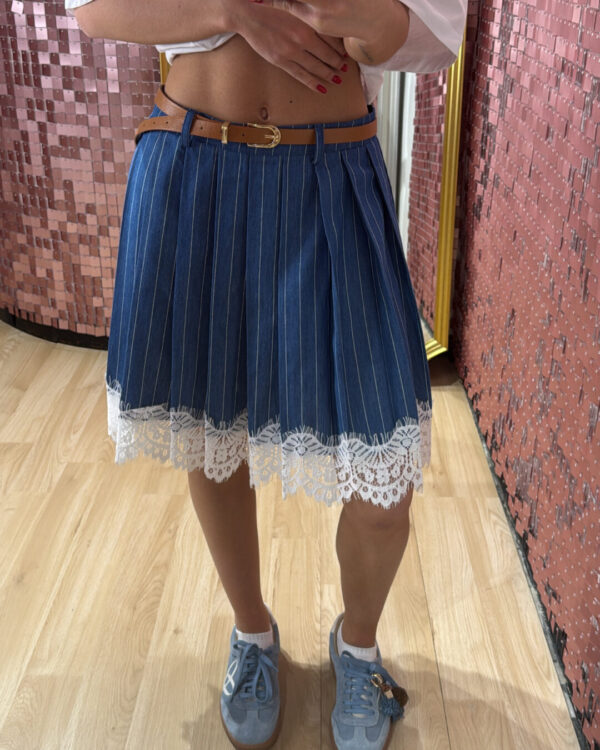 Minigonna SUSYMIX a pieghe con dettaglio in pizzo