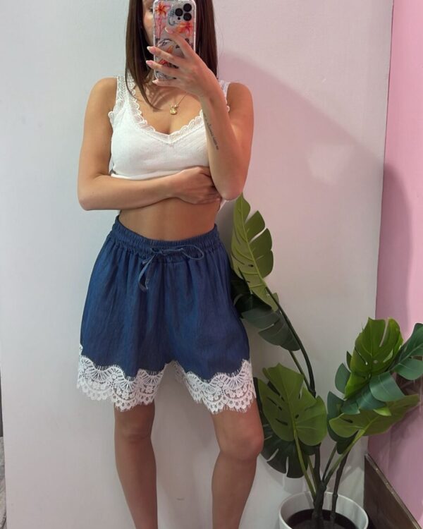 Shorts VICOLO con dettaglio in pizzo
