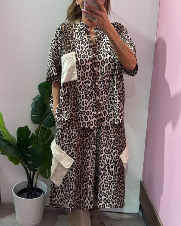 Camicia Over MOTEL fantasia animalier con tasca in macramè