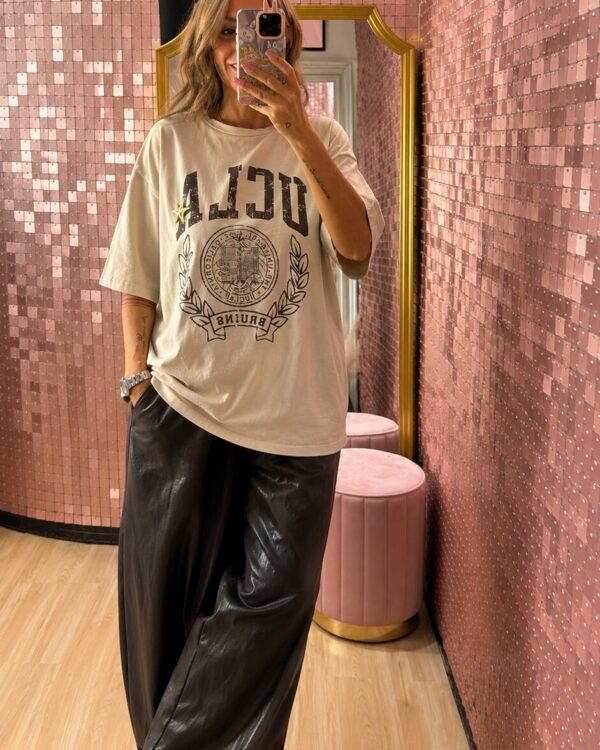 T-shirt Over PHILIA LOFT con stampa frontale & spilla