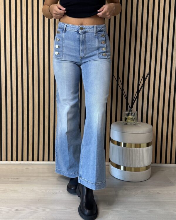 Jeans VICOLO modello GIUDITH con bottoni dorati