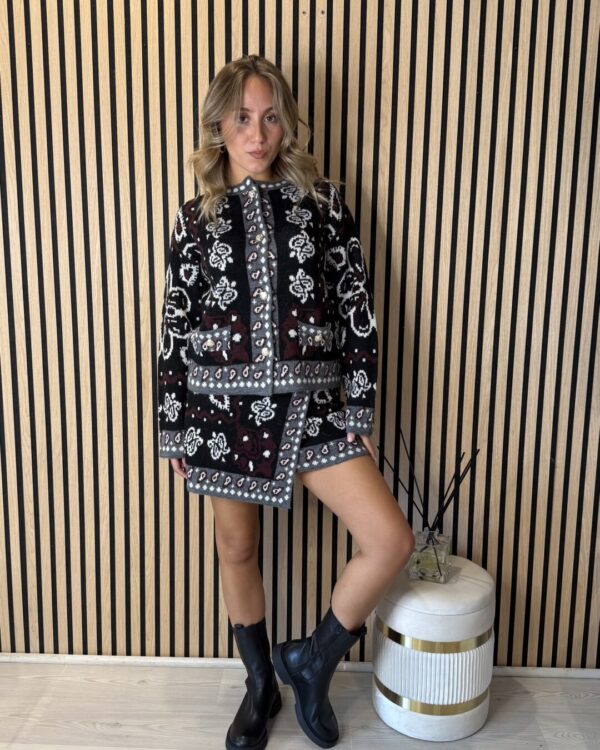 Giacca / Cardigan MOTEL con bottoni gioiello in maglia nero, panna & bordeaux