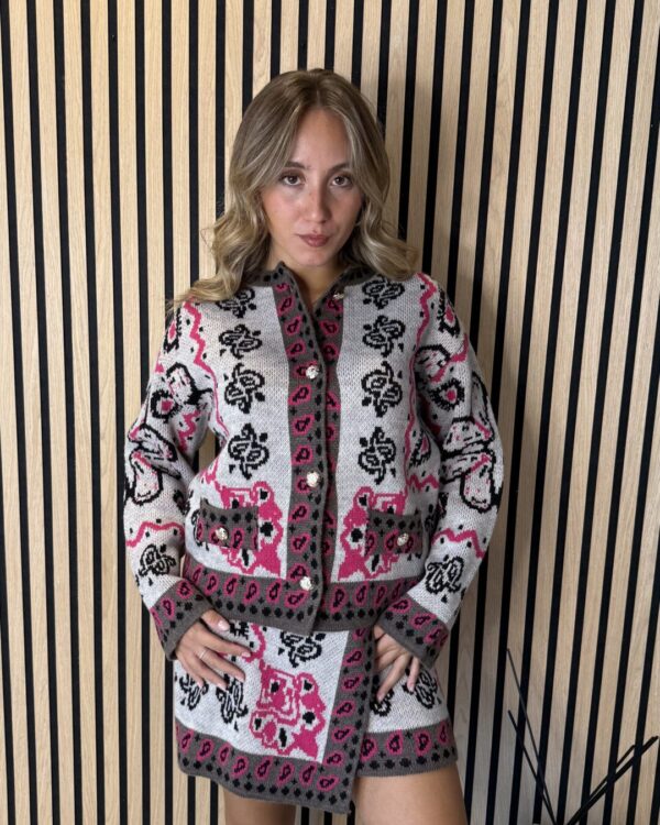 Giacca / Cardigan MOTEL con bottoni gioiello, beige fango & fucsia