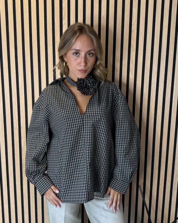 Camicia over VICOLO con chocker a fiore