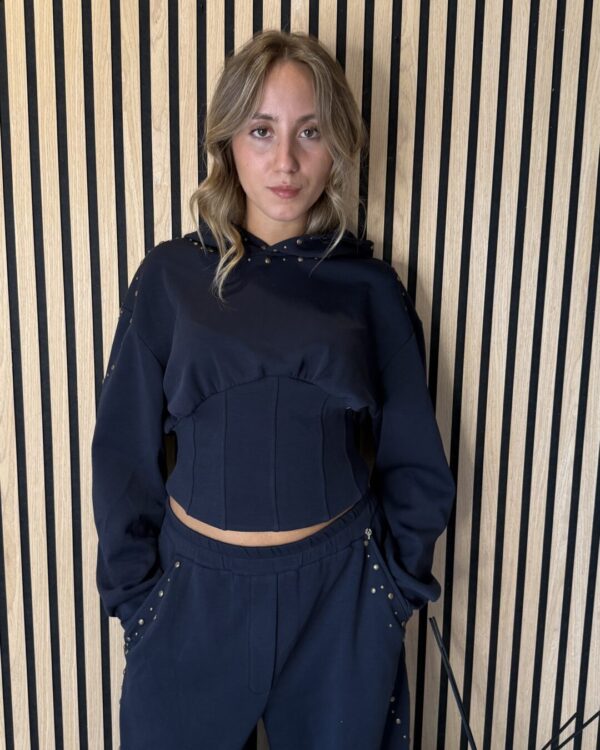 Felpa PHILIA LOFT con vita a corsetto, cappuccio & borchiette