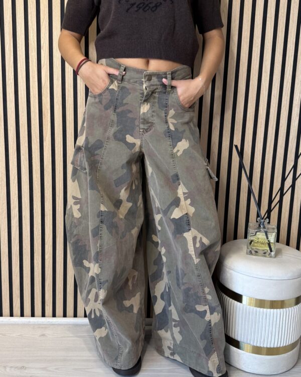 Pantalone MOTEL cargo egg fit, fantasia mimetica